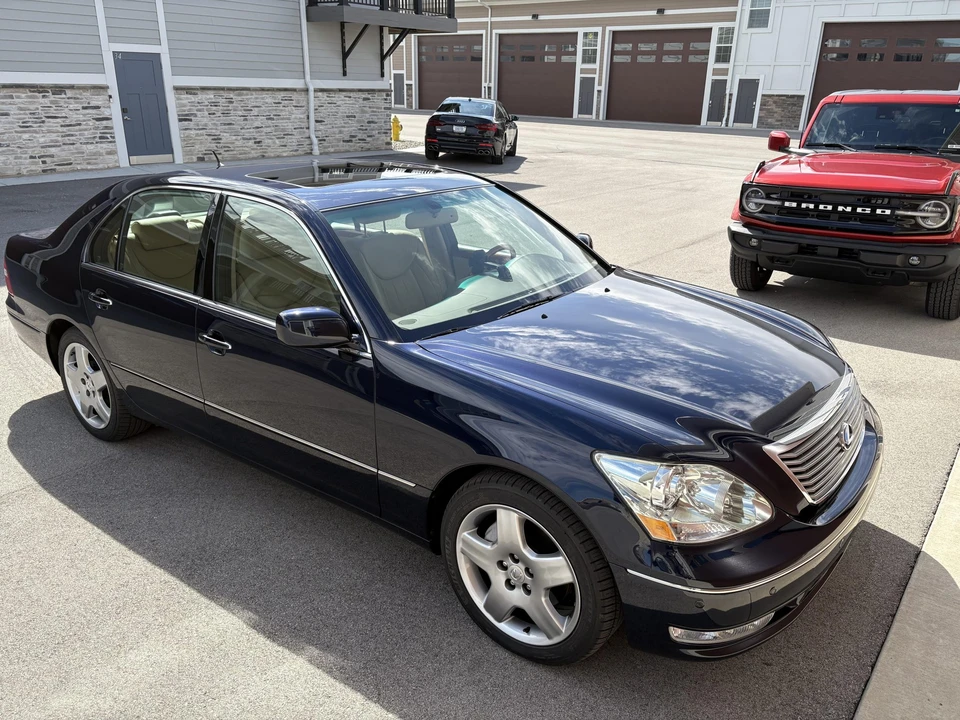 2005 Lexus LS 3rd Gen - Image 5 of 31