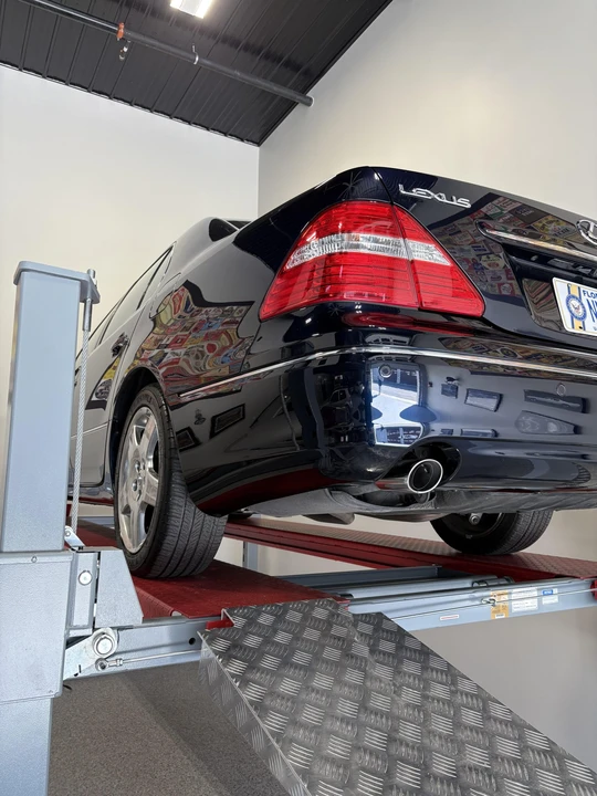2005 Lexus LS 3rd Gen - Image 25 of 31