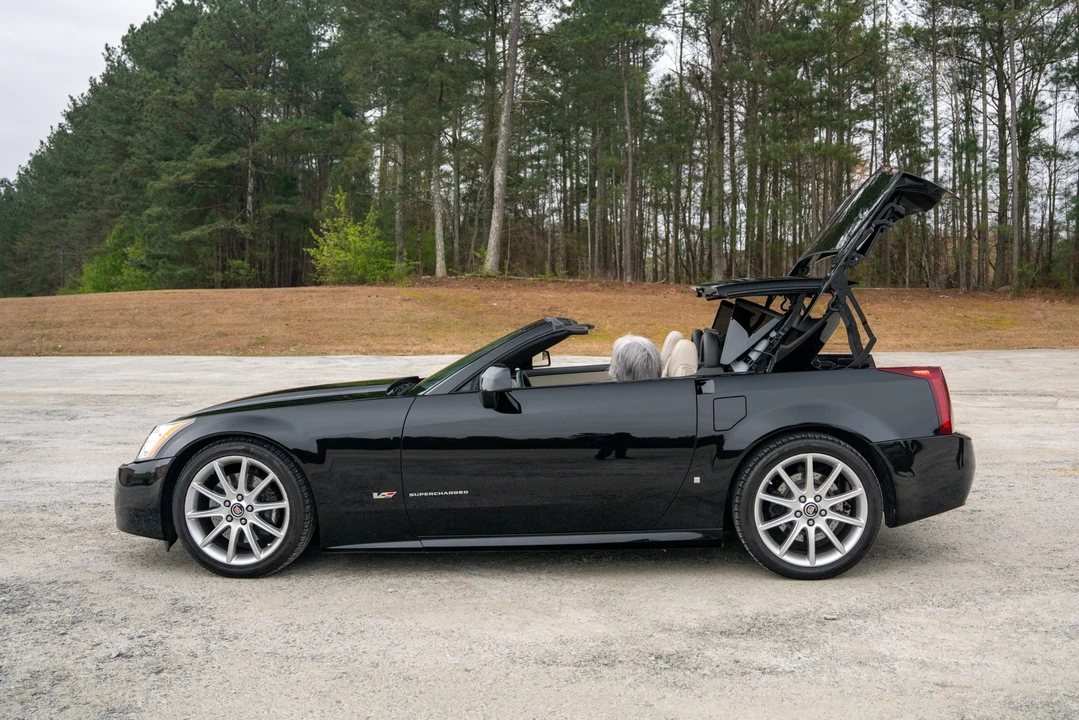 2006 Cadillac XLR-V - Image 13 of 31