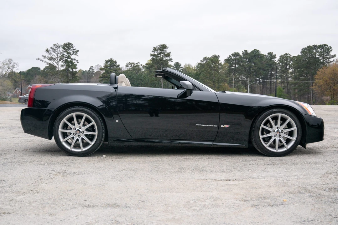 2006 Cadillac XLR-V - Image 18 of 31