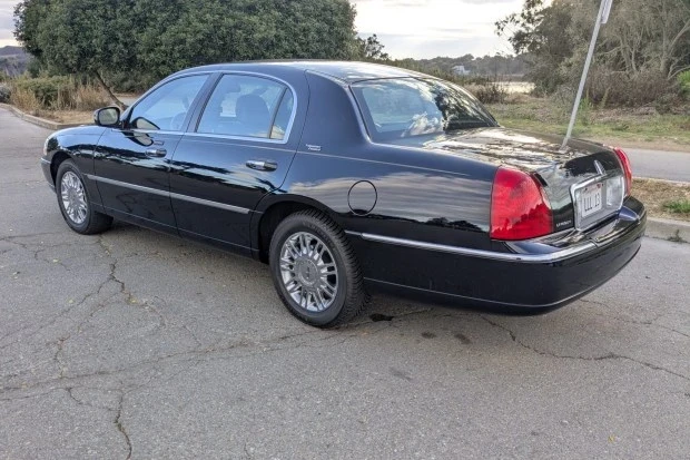 2008 Lincoln Town Car - Image 2 of 8