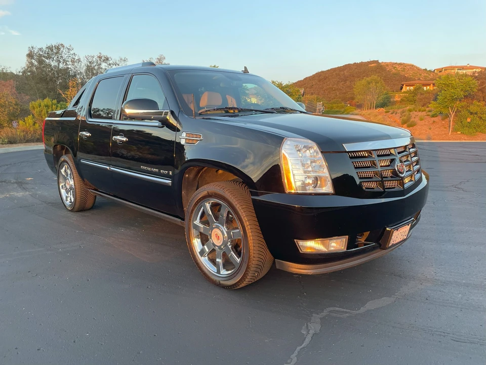 2009 Cadillac Escalade & EXT 3rd Gen - Image 2 of 31