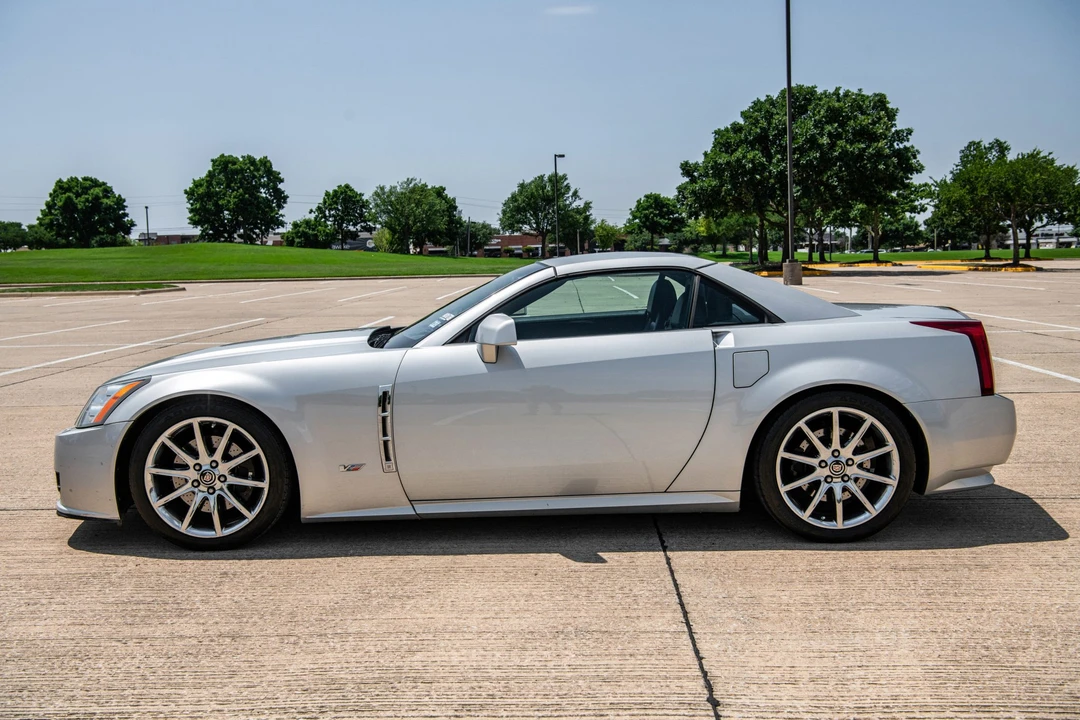 2009 Cadillac XLR-V - Image 2 of 31