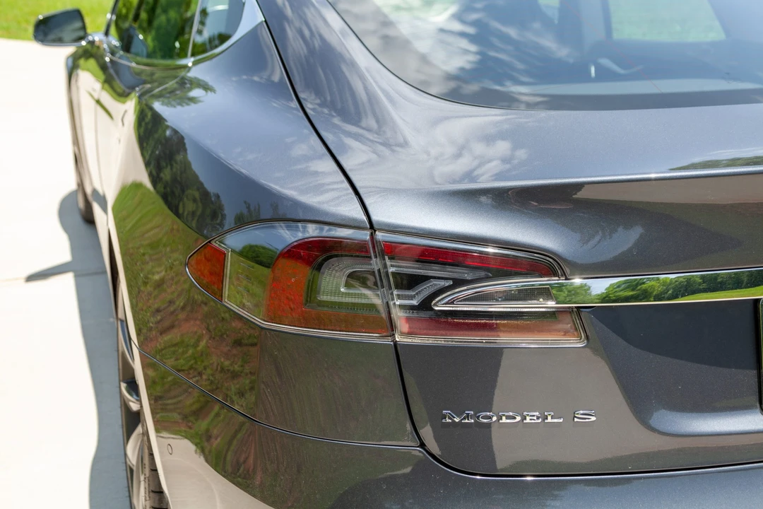 2014 Tesla Model S - Image 19 of 31
