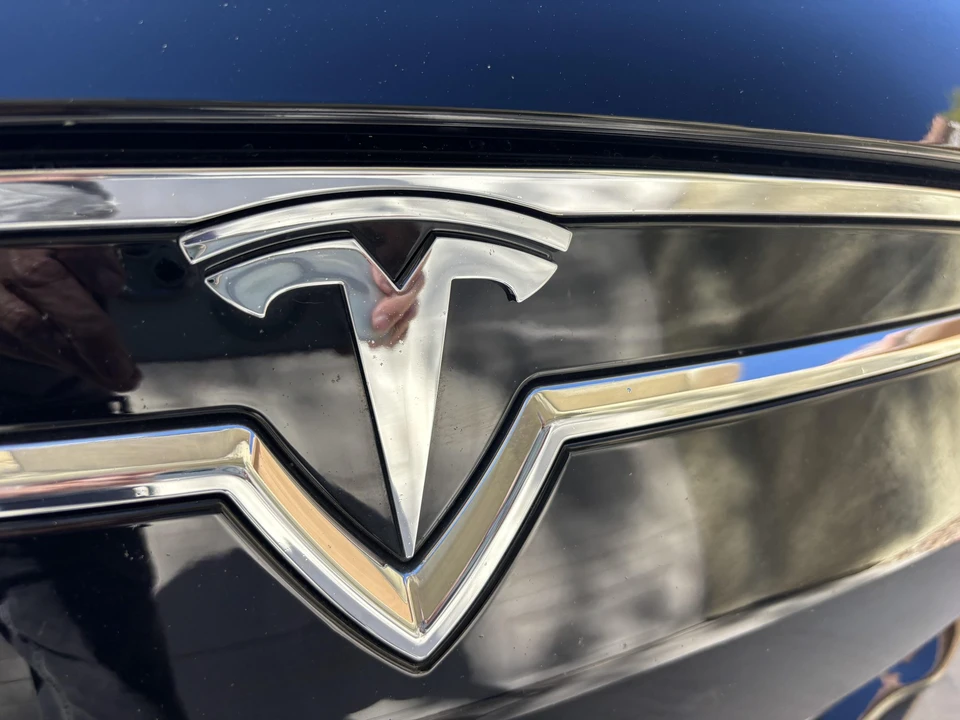 2015 Tesla Model S - Image 27 of 31