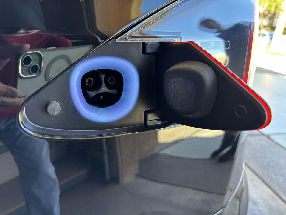 2015 Tesla Model S - Image 24 of 31