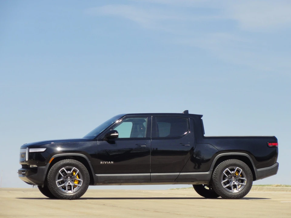 2022 Rivian R1T - Image 2 of 31