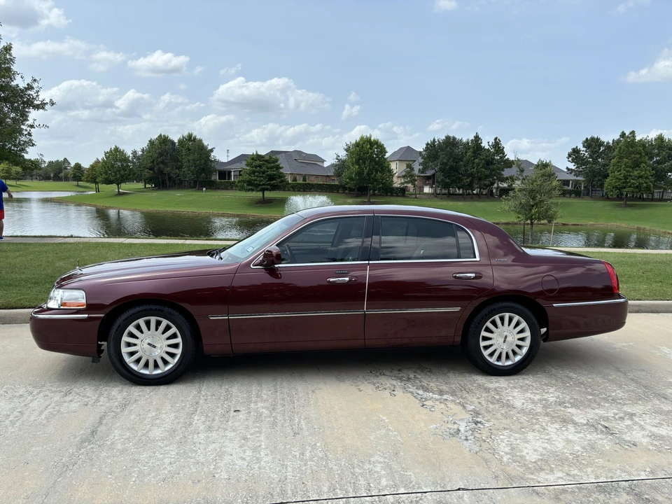2003 Lincoln Town Car - Image 8 of 31