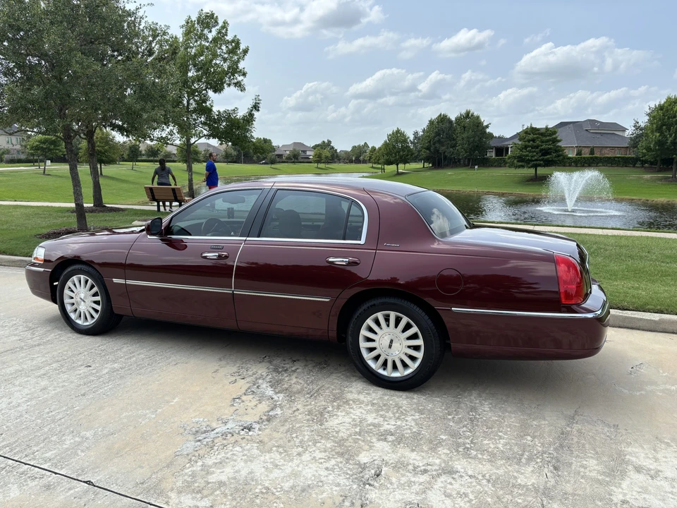 2003 Lincoln Town Car - Image 9 of 31