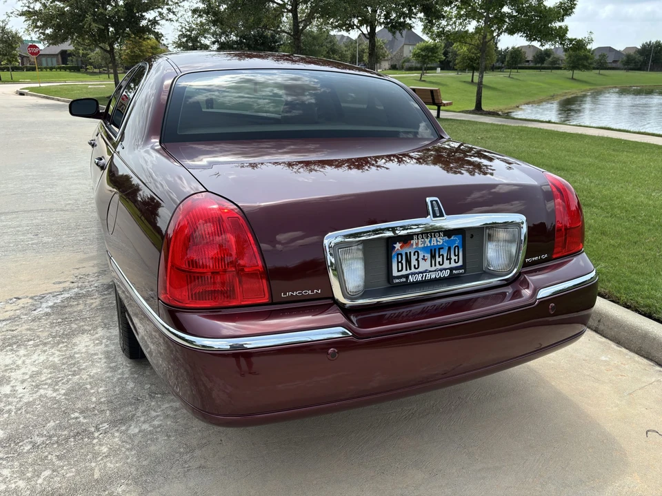 2003 Lincoln Town Car - Image 11 of 31