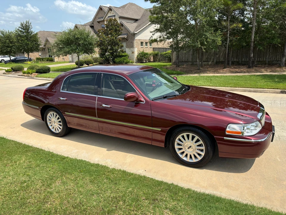 2003 Lincoln Town Car - Image 2 of 31