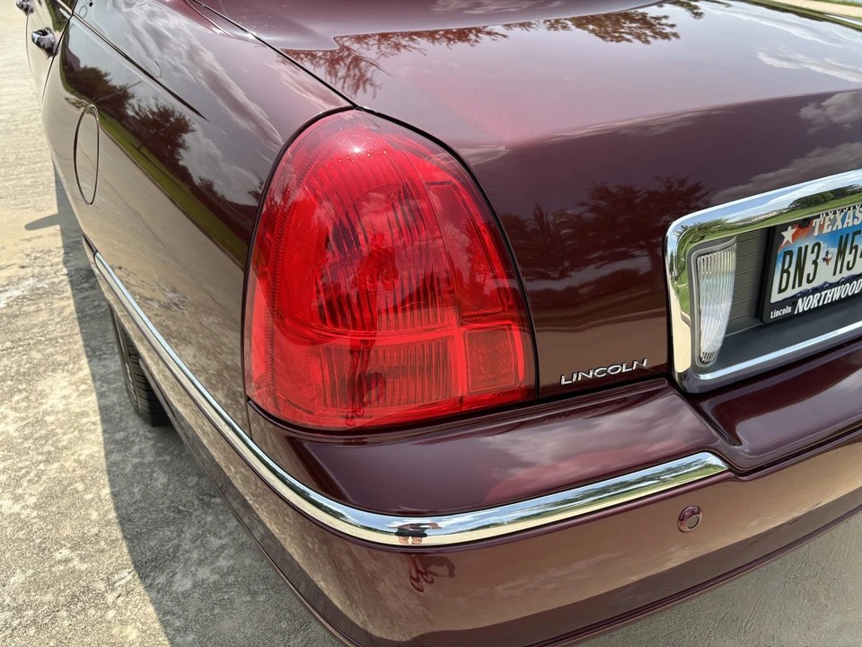 2003 Lincoln Town Car - Image 25 of 31