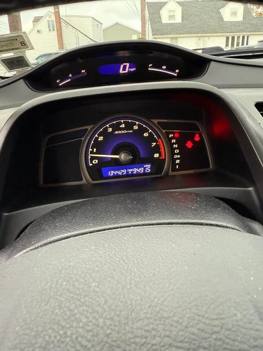2010 Honda Civic 8th Gen - Image 2 of 4