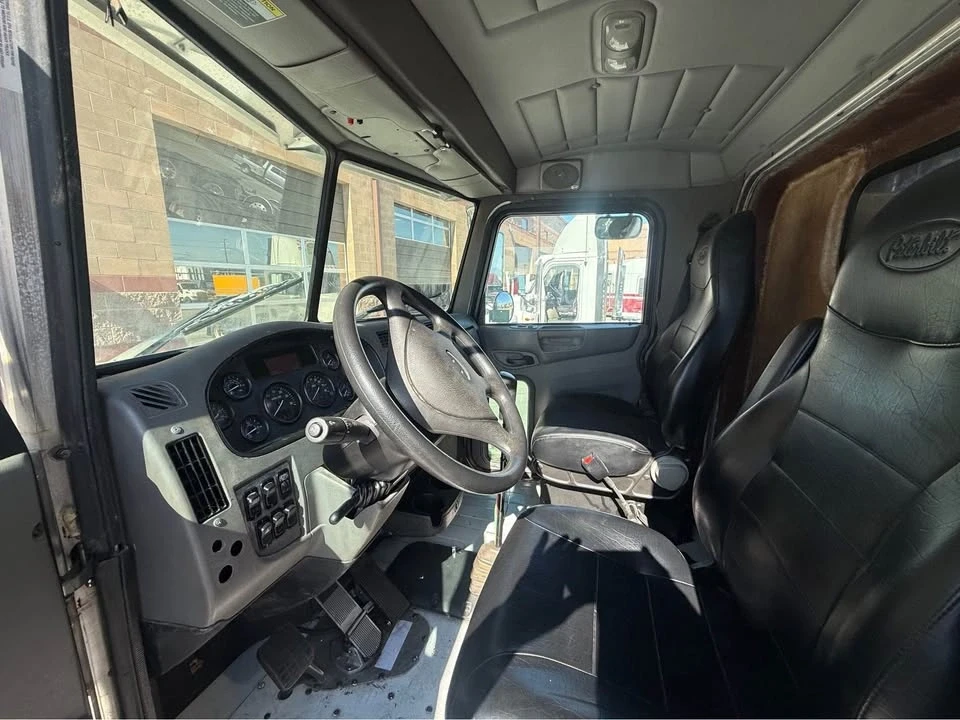 2011 Peterbilt - Image 6 of 6
