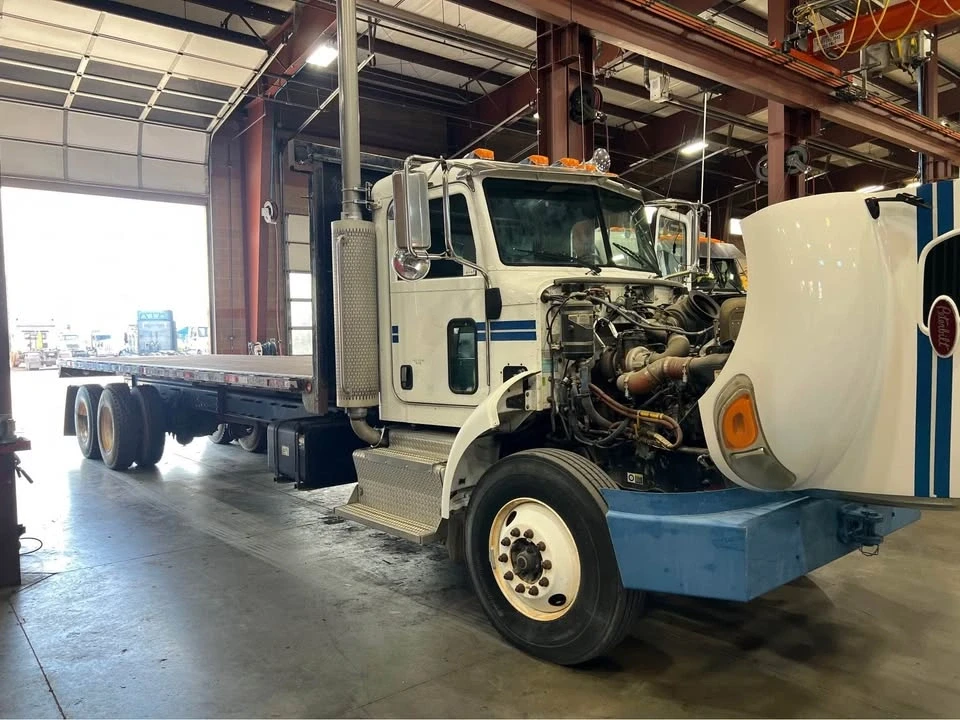 2011 Peterbilt - Image 3 of 6