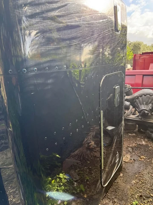 Peterbilt 379 - Image 2 of 10
