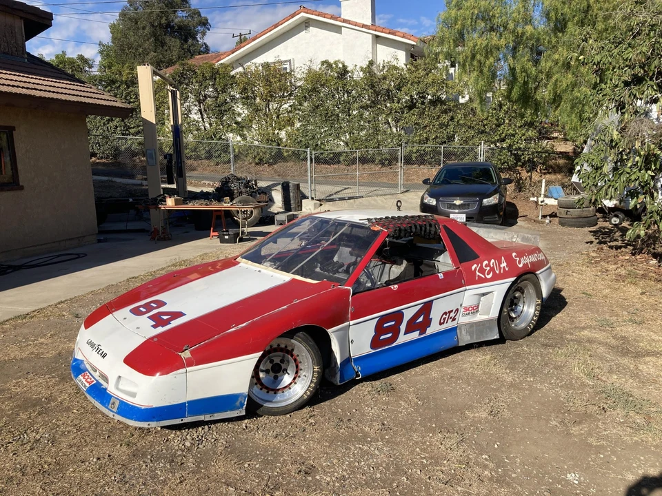 Pontiac Fiero - Image 2 of 31
