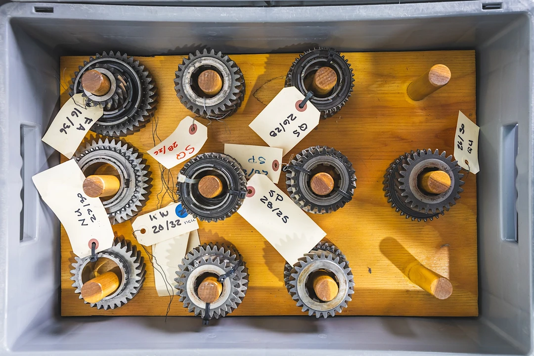 0 Parts & Memorabilia Gearboxes - Image 3 of 11