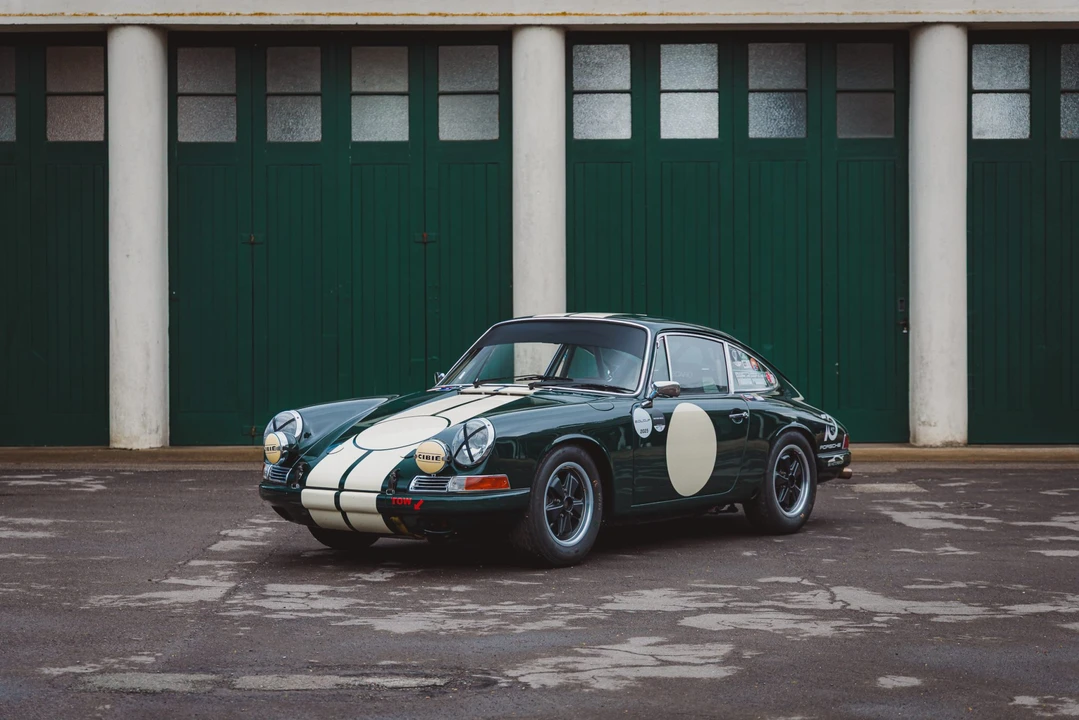 Porsche 911 F-Body SWB - Image 2 of 31