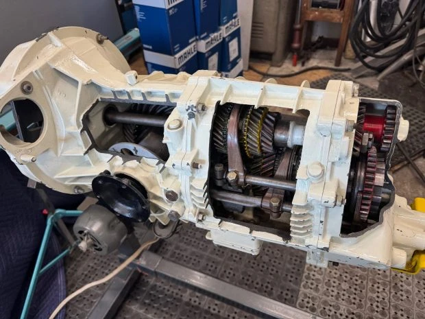 Parts & Memorabilia Gearboxes - Image 3 of 3
