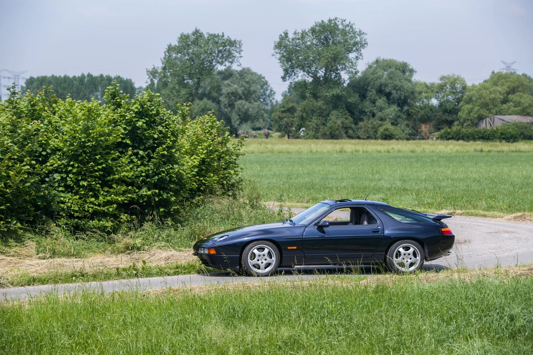 Porsche 928 GTS - Image 2 of 31