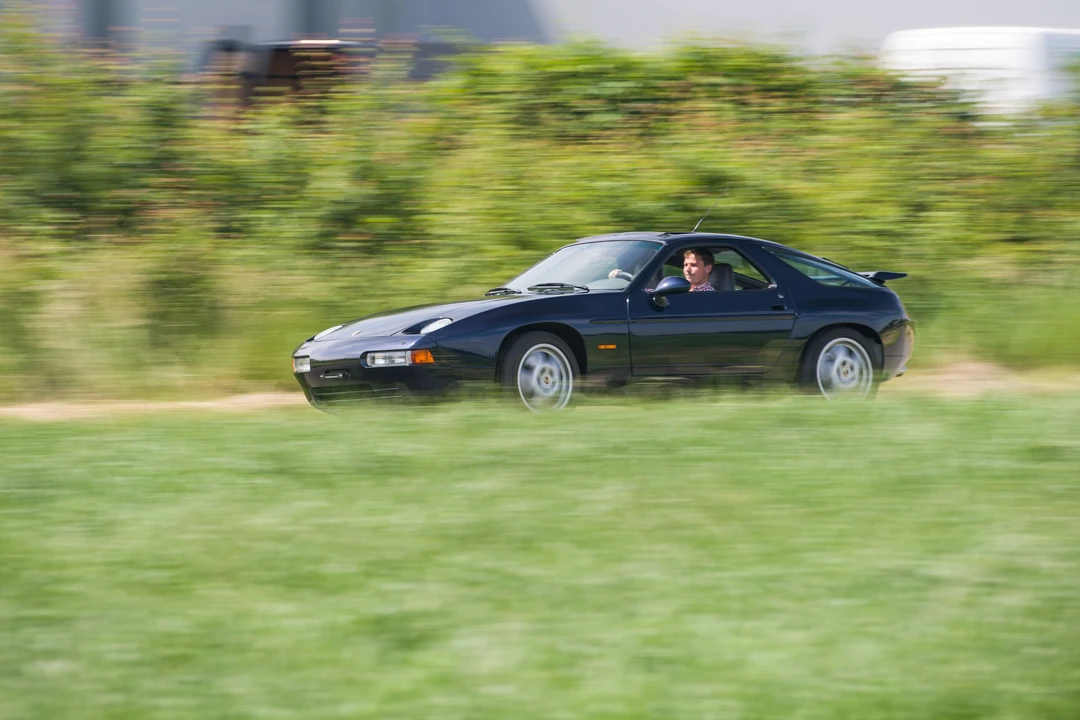 Porsche 928 GTS - Image 17 of 31