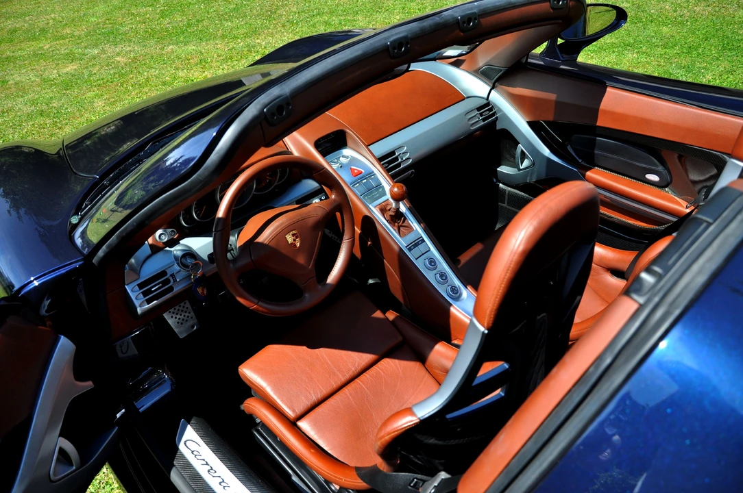 Porsche Carrera GT - Image 14 of 31