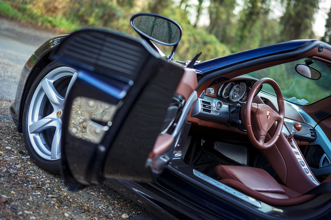 Porsche Carrera GT - Image 17 of 31
