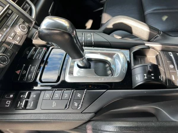 2016 Porsche 958 Cayenne - Image 9 of 19