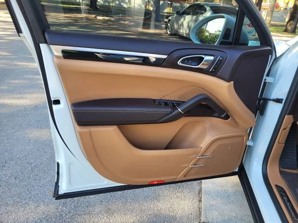 2017 Porsche 958 Cayenne - Image 10 of 21