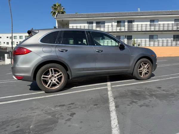 2012 Porsche 958 Cayenne S - Image 2 of 15