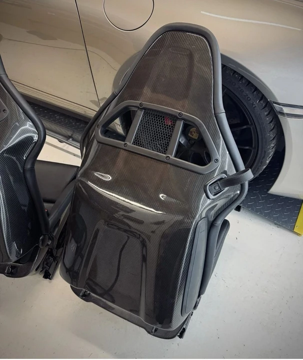 2017 Parts & Memorabilia Seats & Interior - Image 2 of 3