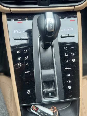 2022 Porsche Macan - Image 8 of 15