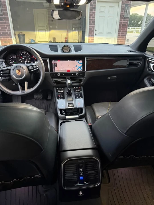 2022 Porsche Macan - Image 7 of 10