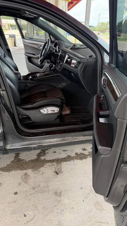 2022 Porsche Macan - Image 9 of 10