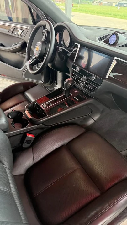 2022 Porsche Macan - Image 8 of 10