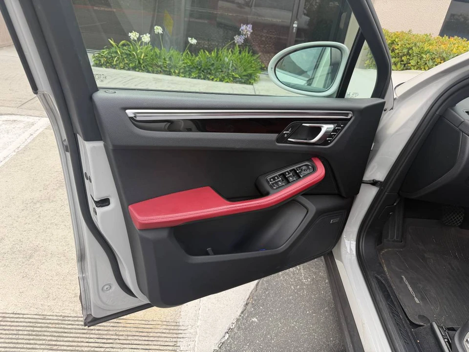 2022 Porsche Macan - Image 16 of 19