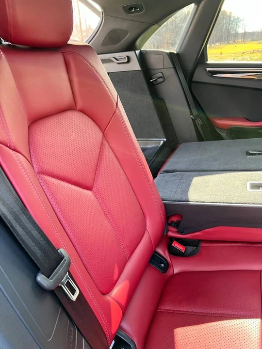 2022 Porsche Macan - Image 17 of 24
