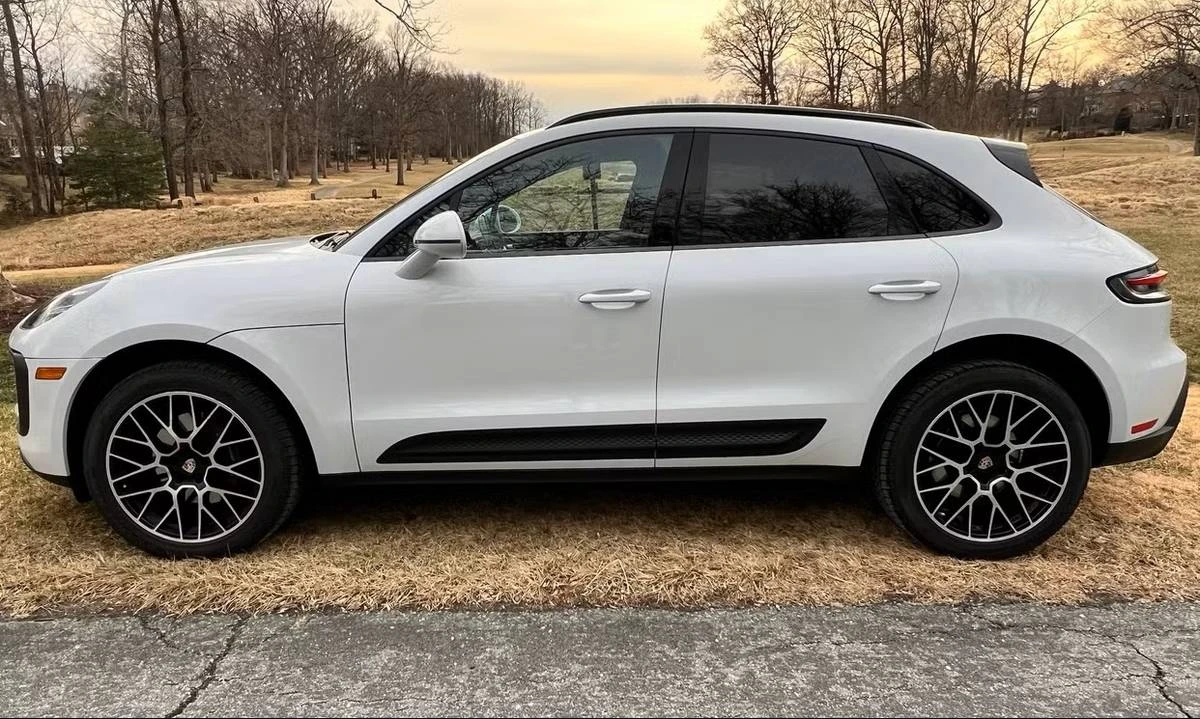 2022 Porsche Macan - Image 2 of 24