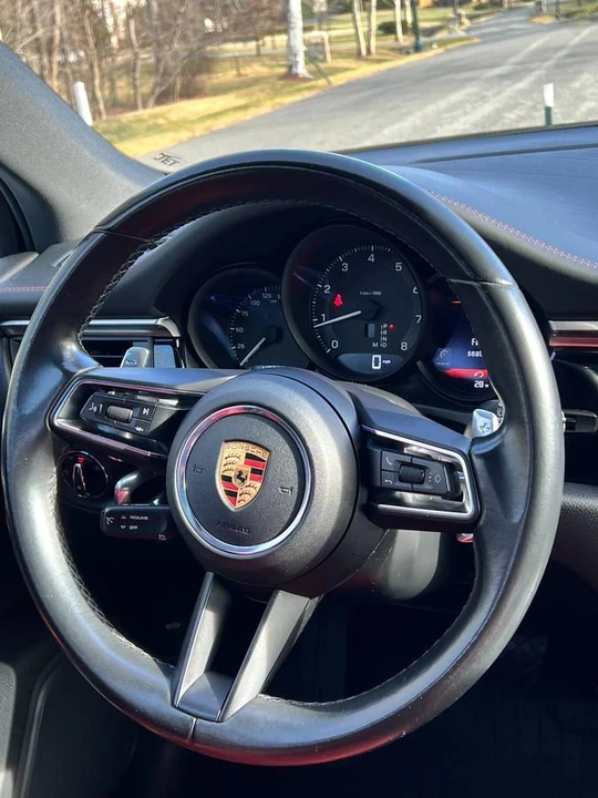 2022 Porsche Macan - Image 7 of 24