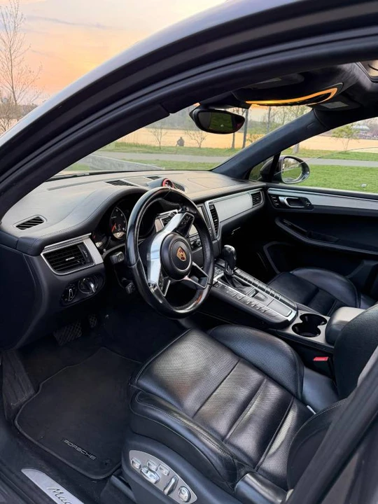 2016 Porsche Macan Turbo - Image 15 of 18