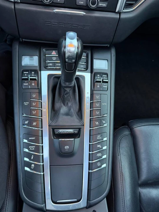 2016 Porsche Macan Turbo - Image 12 of 18