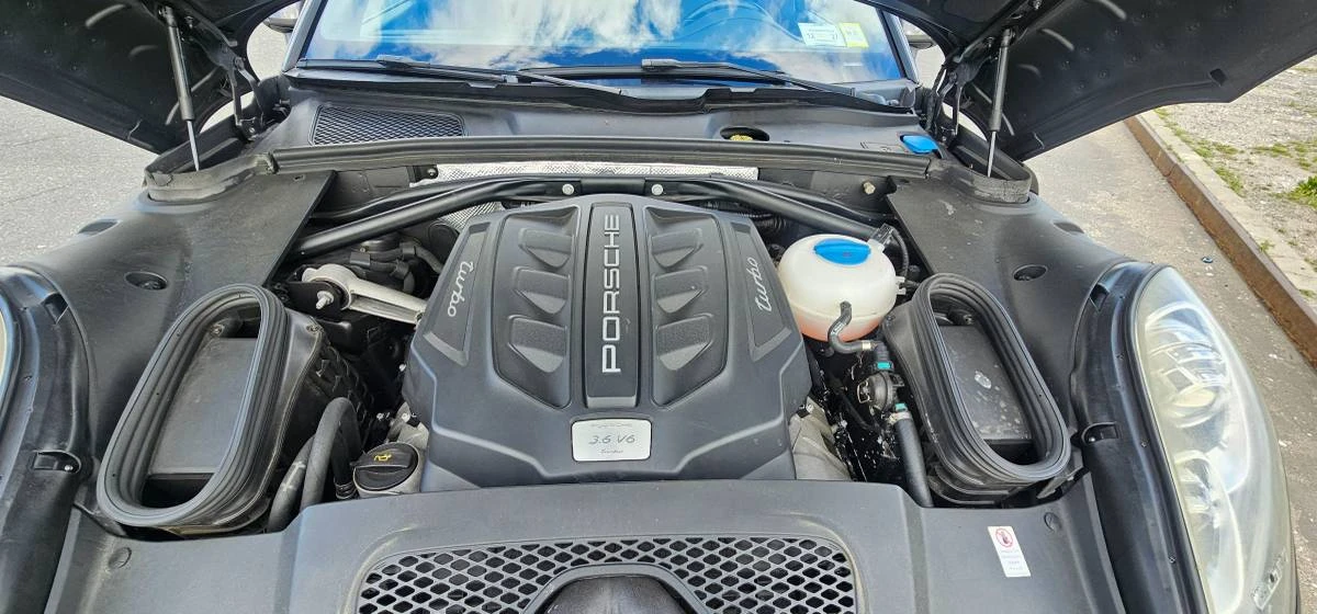2016 Porsche Macan Turbo - Image 23 of 24
