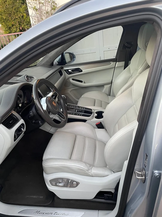 2016 Porsche Macan Turbo - Image 16 of 23