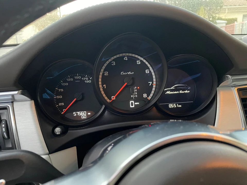 2016 Porsche Macan Turbo - Image 17 of 23