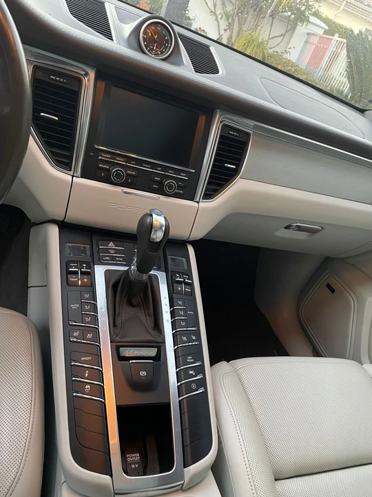 2016 Porsche Macan Turbo - Image 18 of 23