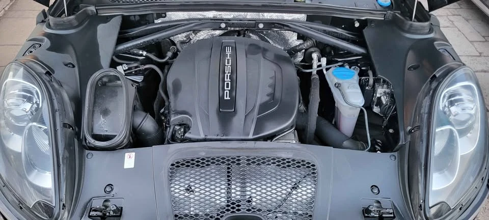 2017 Porsche Macan Turbo - Image 9 of 10