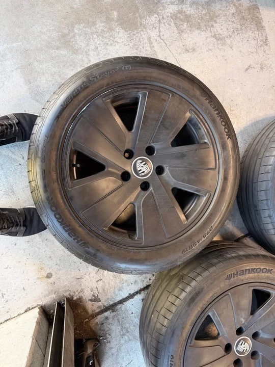 Porsche Taycan - Image 2 of 4