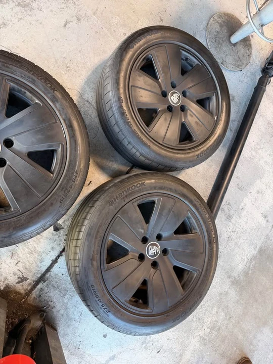 Porsche Taycan - Image 3 of 4