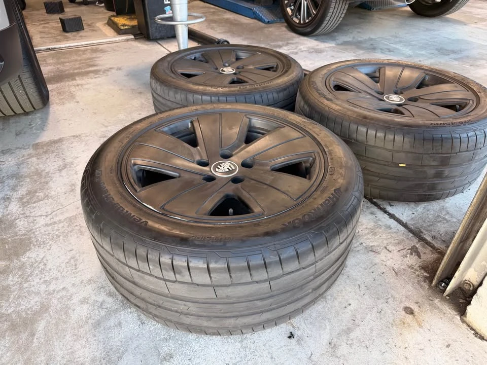 Porsche Taycan - Image 4 of 4